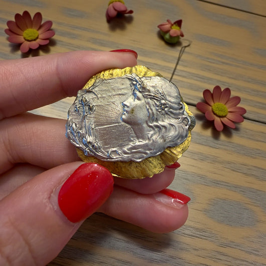 Clip / spilla ferma foulard con volto Art Nouveau alla Alphonse Mucha, doppia montatura argentata e dorata