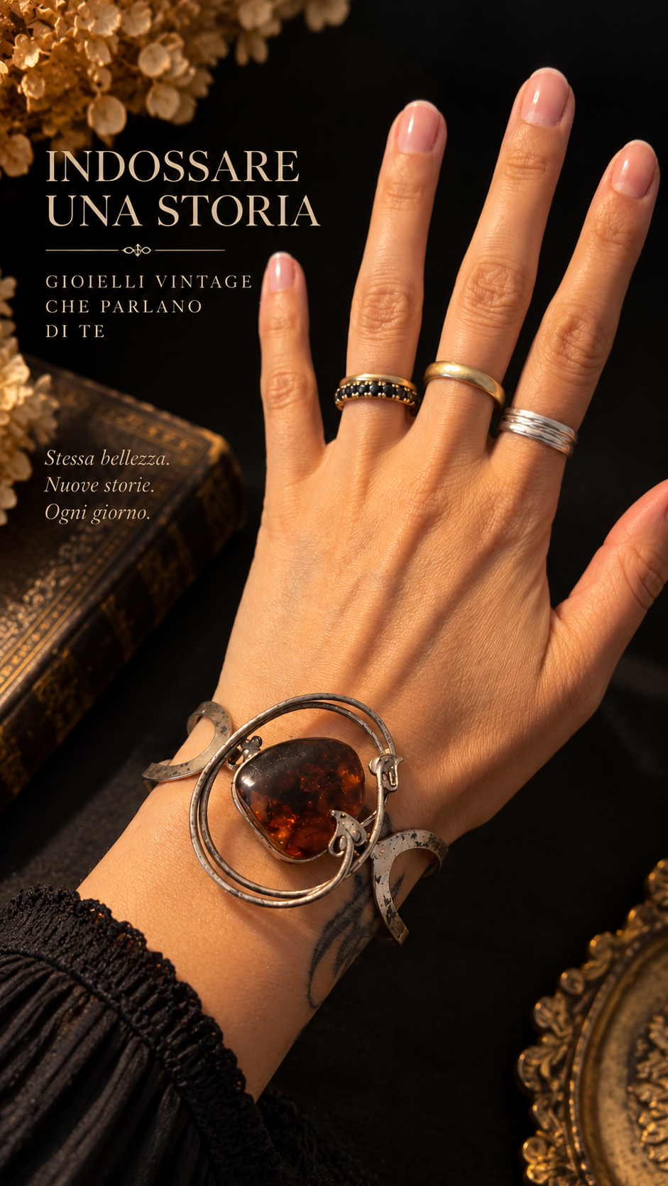 Bracciale in metallo argentato semirigido apribile con Ambra centrale, vintage liberty revival