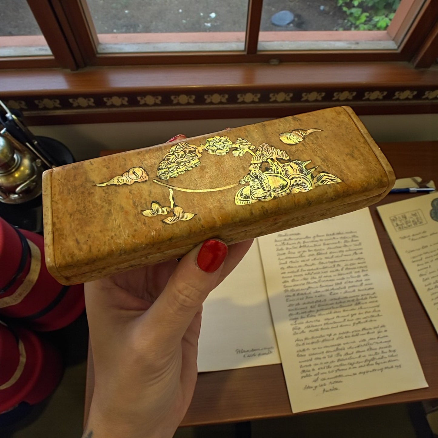 Plumier in pietra (prob. Steatite) decorato con madreperla incisa e pigmentata, anni ‘20-‘40