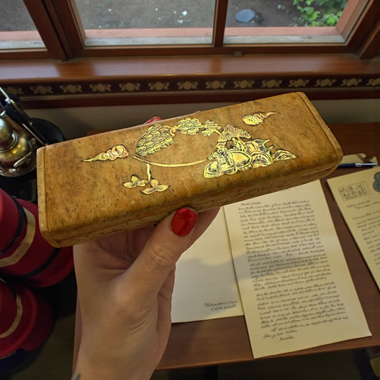 Plumier in pietra (prob. Steatite) decorato con madreperla incisa e pigmentata, anni ‘20-‘40