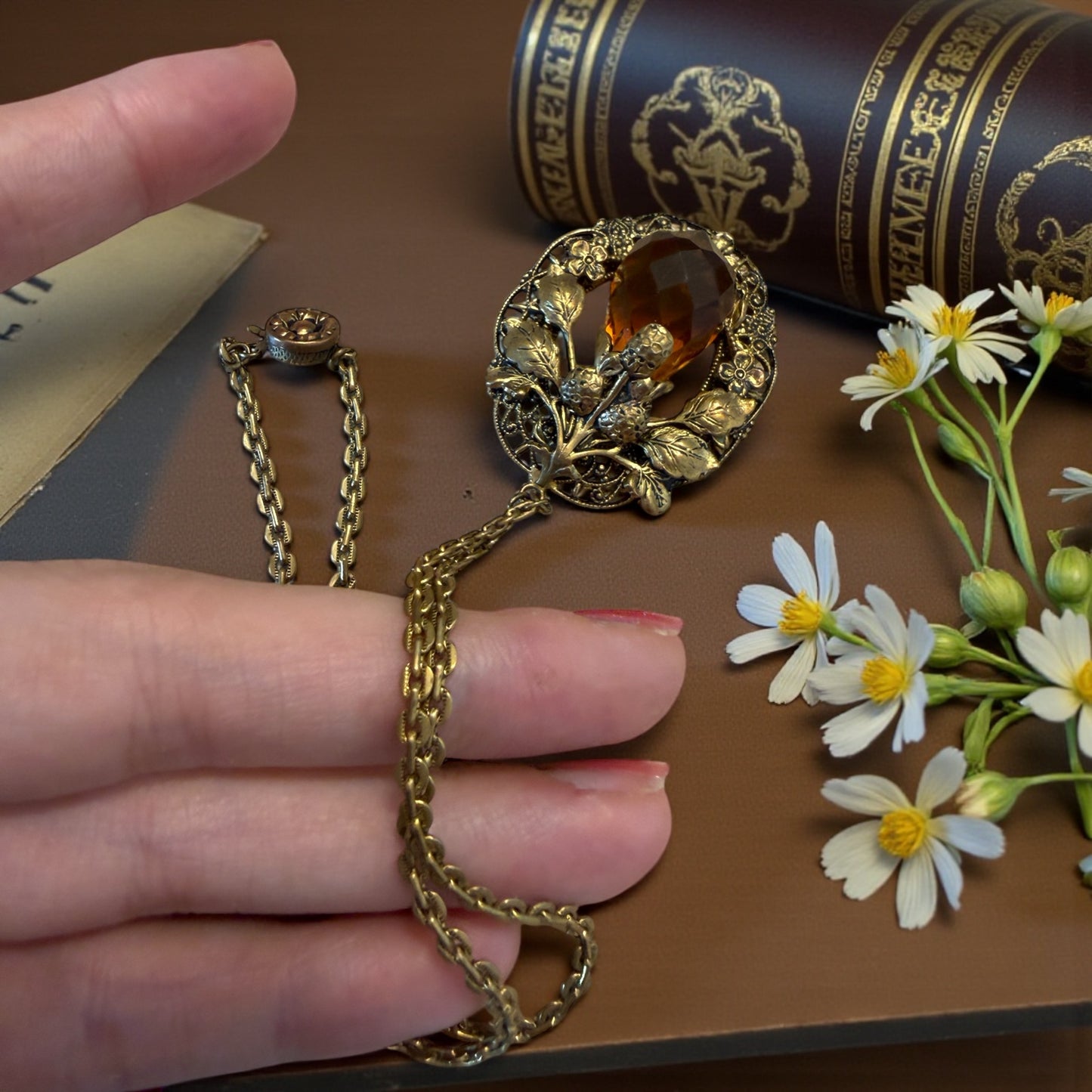 Girocollo liberty d’epoca con chiusura a levetta e splendido pendente fitomorfo con grande vetro sfaccettato color ambra