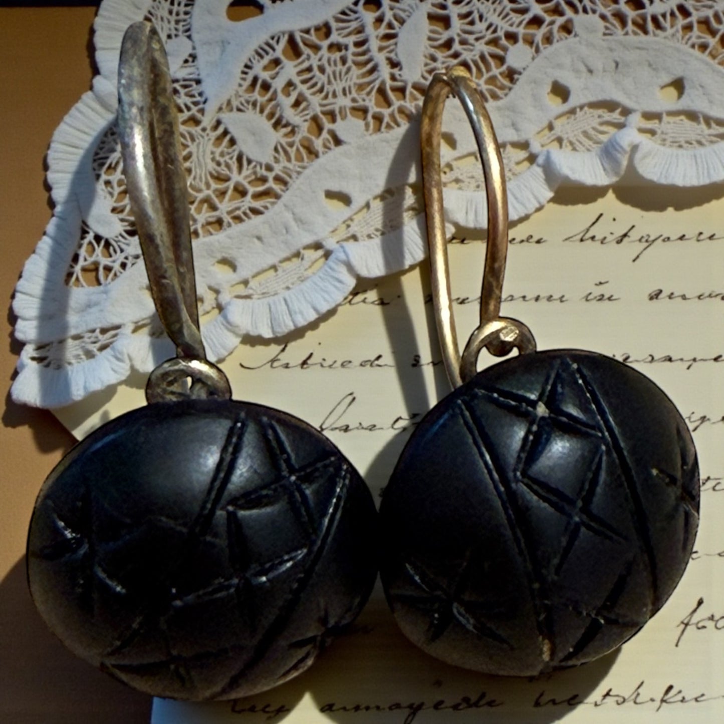 Orecchini da lutto in Jet giaietto ed oro basso, epoca vittoriana