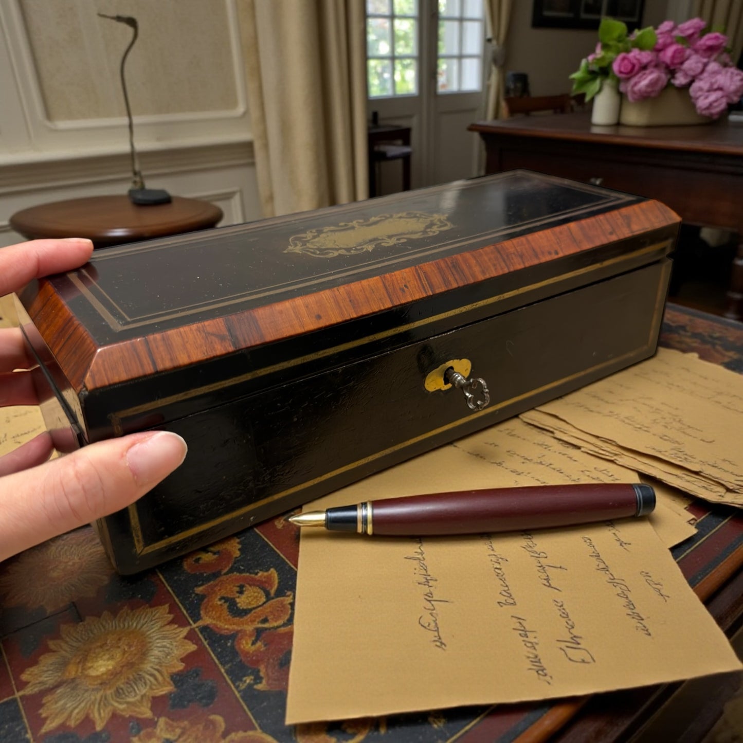 Antico cofanetto per corrispondenza da scrittoio, con ribaltina e chiave, fine ‘800