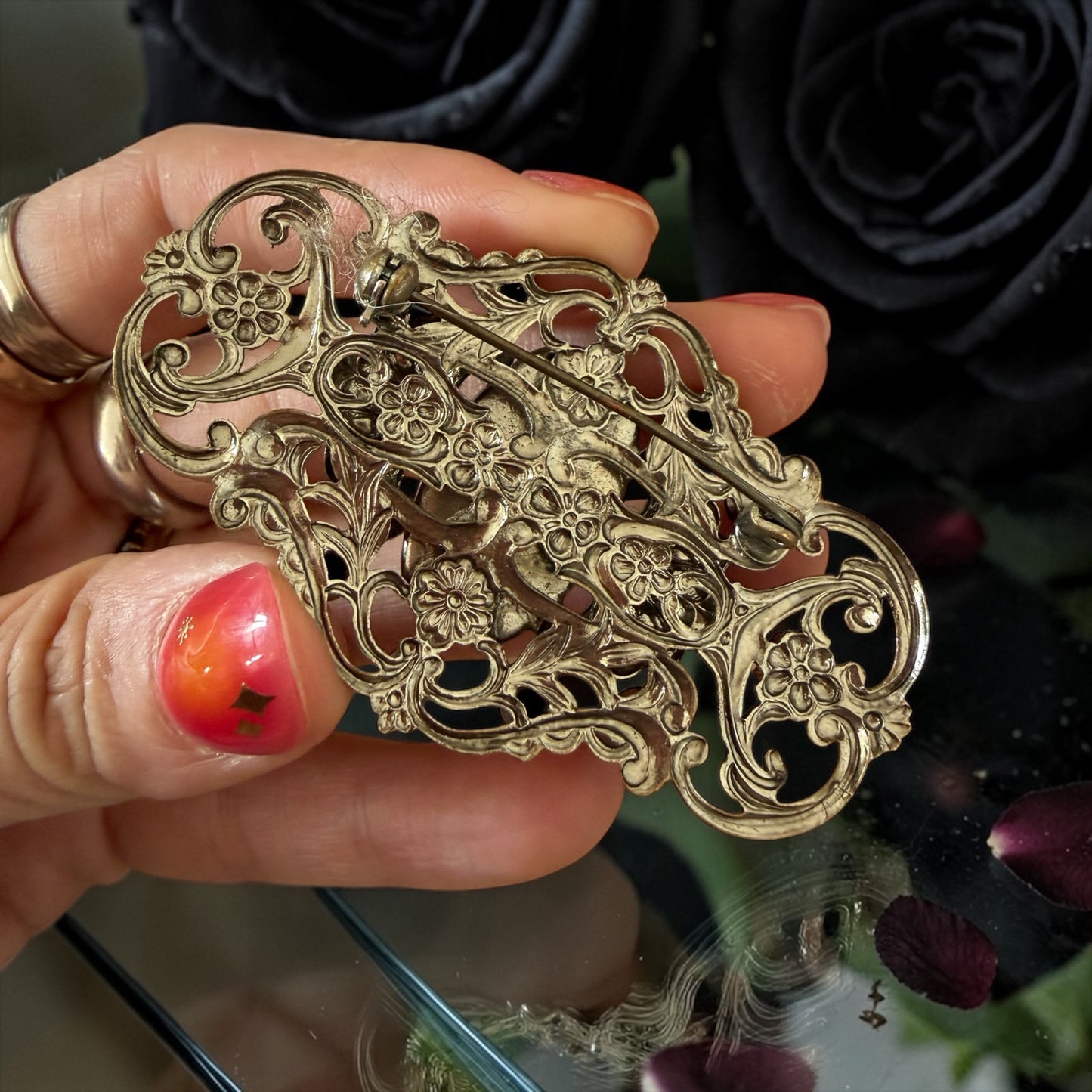 Grande spilla vintage con cabochon in prob. Ematite, perle e strass; anni ‘60