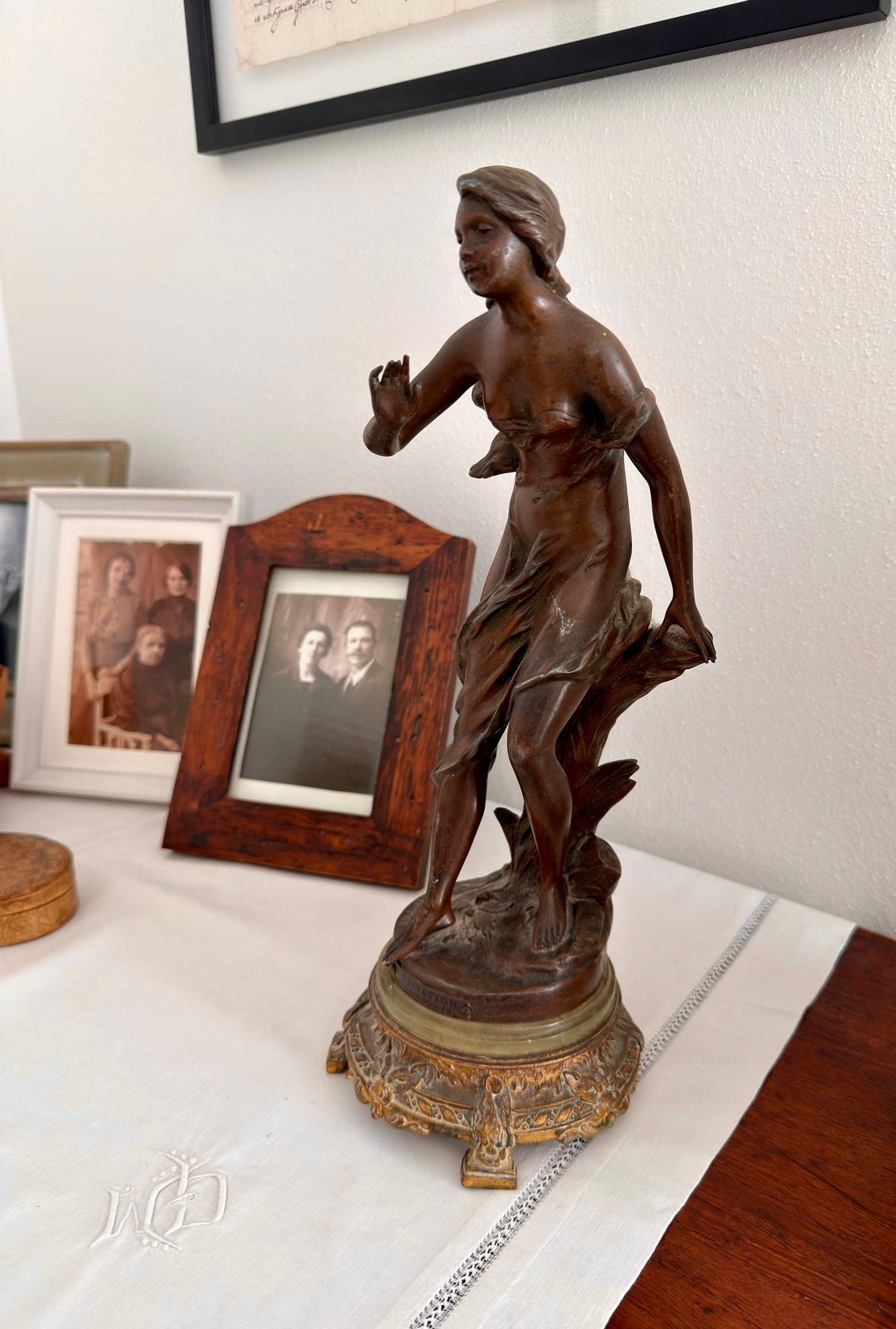 Antica scultura su basamento firmata Perron, 1900, titolo “Hésitation”