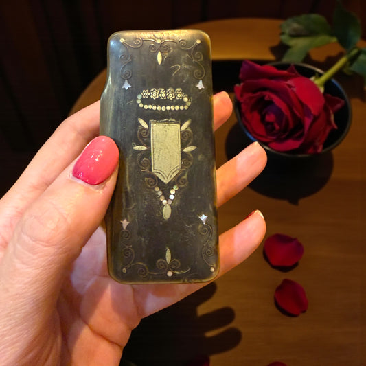 Splendida tabacchiera fine ‘800 in corno con inserti argentati e madreperla gioiello