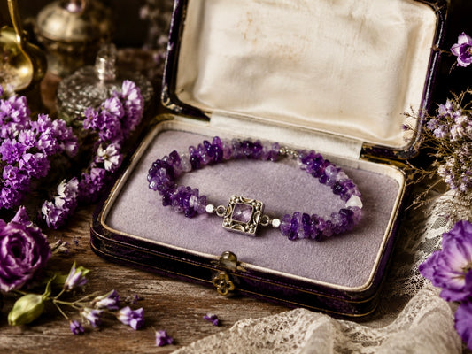 Bracciale con chips di ametista grezza e chiusura gioiello in argento