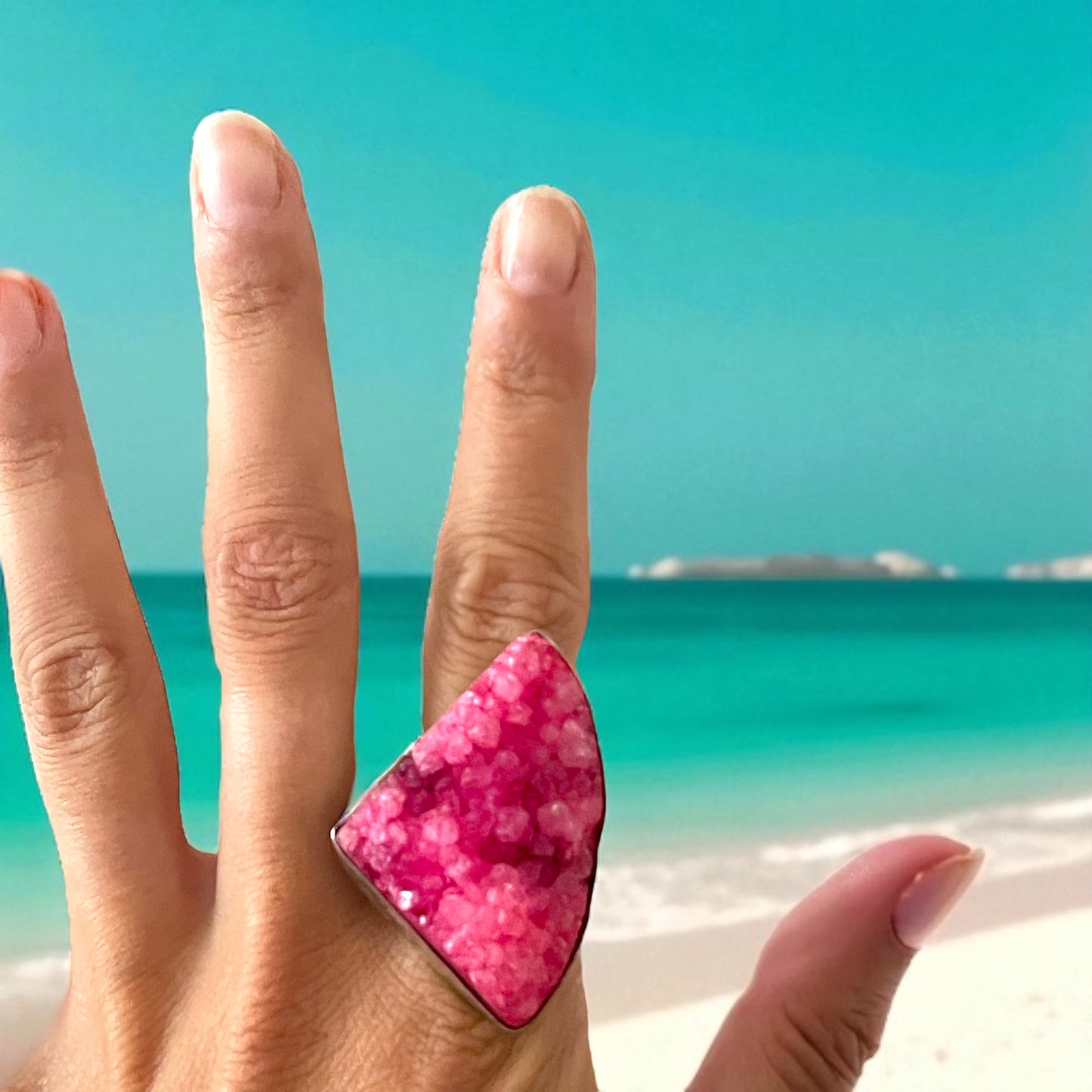Grande anello placcato argento, creazione artigianale con drusa rosa