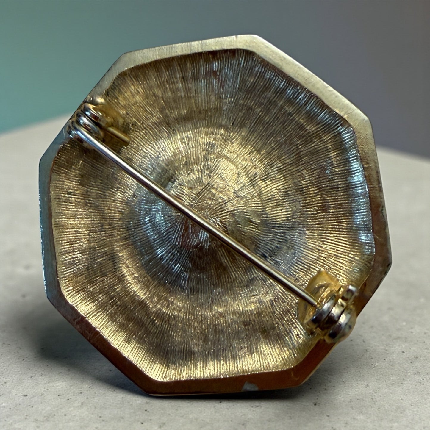 Spilla anni 70 con cabochon Verde e cornice di Swarovski miele, trasparenti e fumé