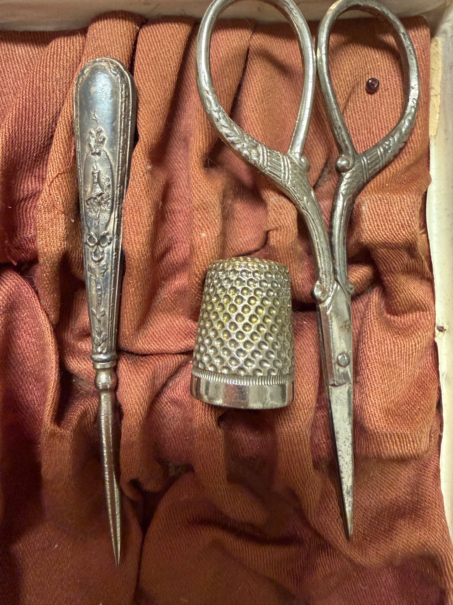 Scatola da cucito tardo Liberty, meravigliosa litografia