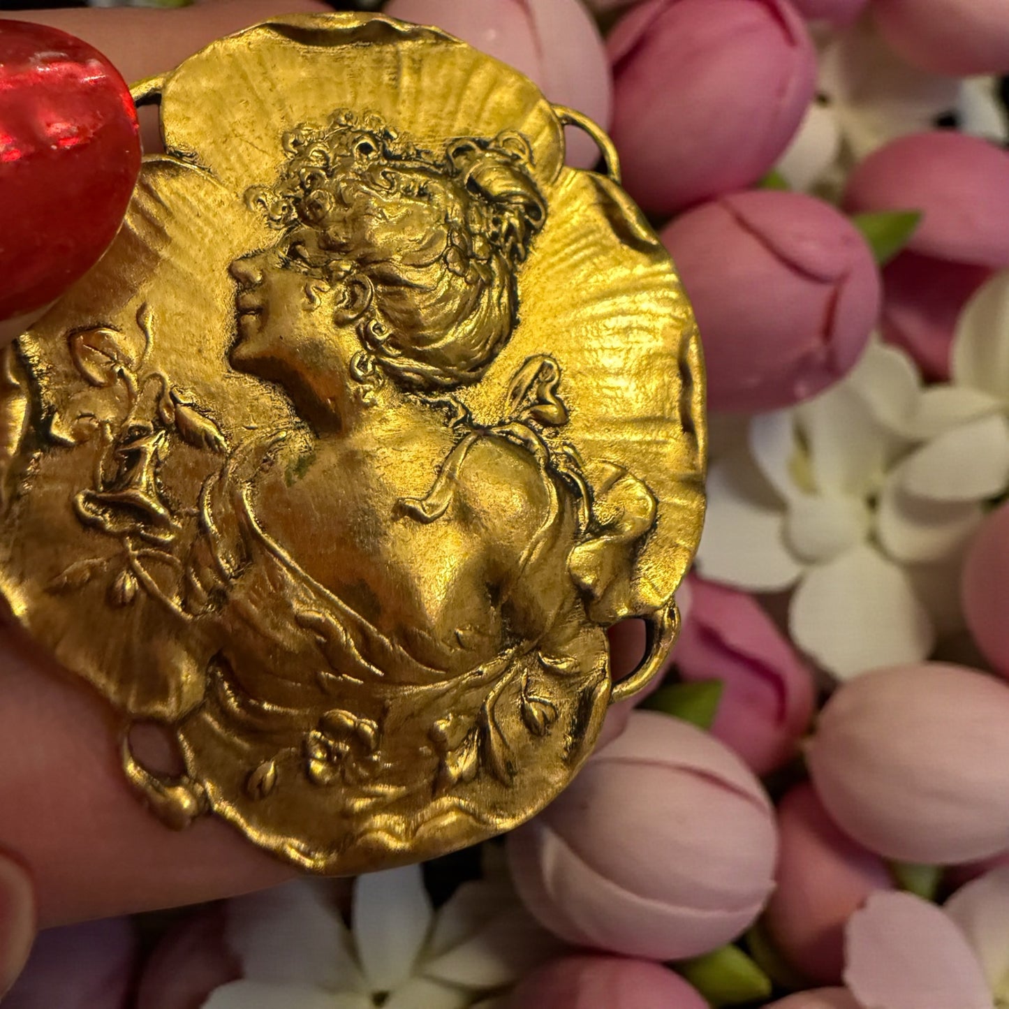 Spilla Art Nouveau dorata con archetipo di donna primissimo ‘900