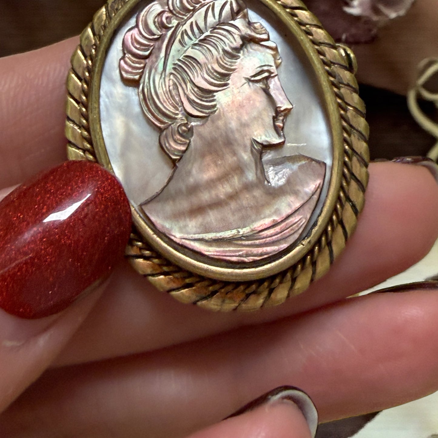 Splendido antico cammeo su madreperla di primo novecento in cornice dorata, doppio uso spilla - pendente