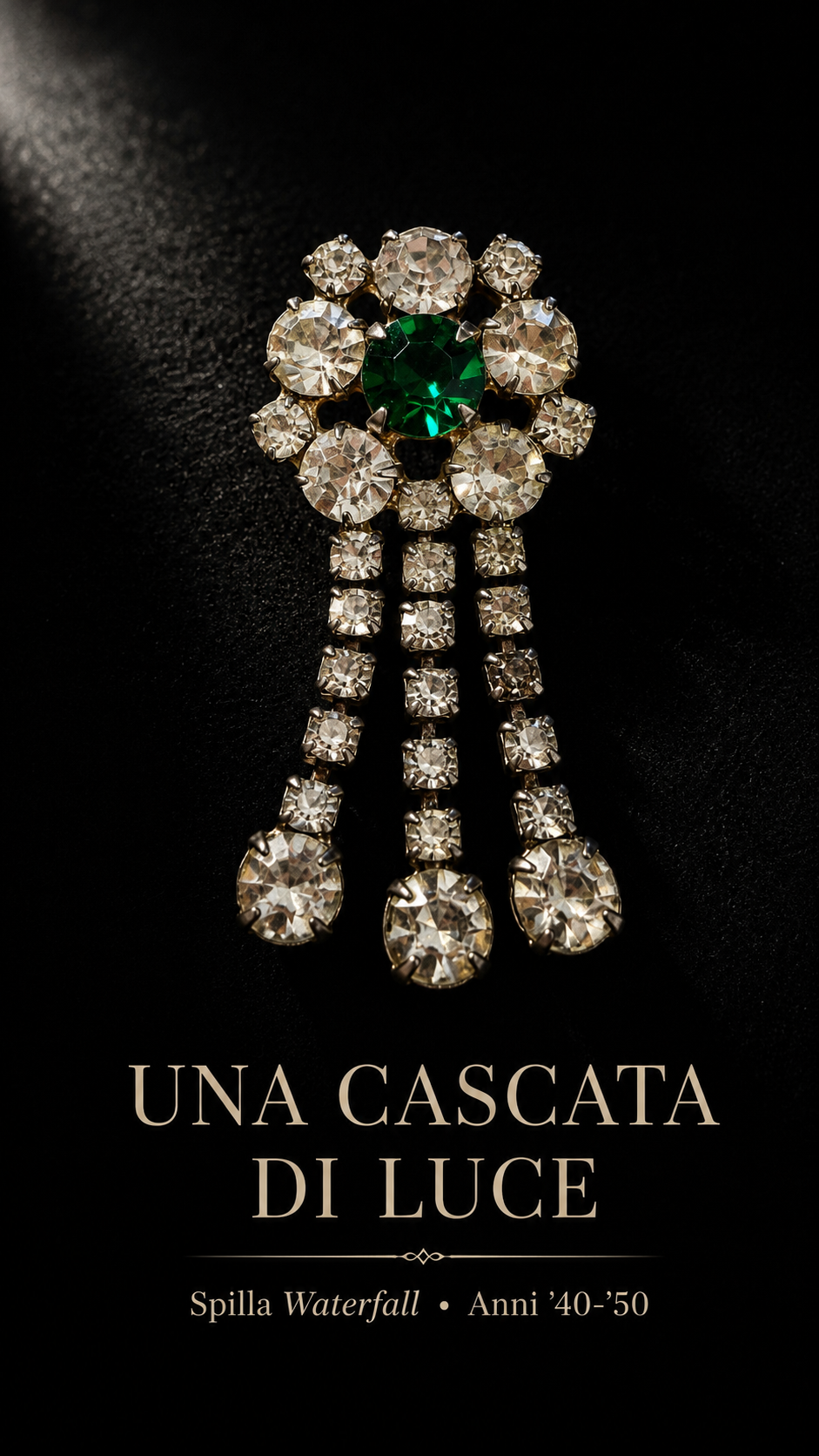 Waterfall brooch anni 40-50 con catenelle di strass in vetro e castone verde centrale