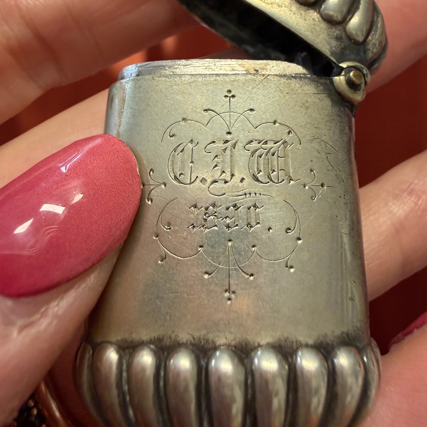 Antico Vesta case in argento inglese, vittoriano, inciso con monogramma CJM e data 1890