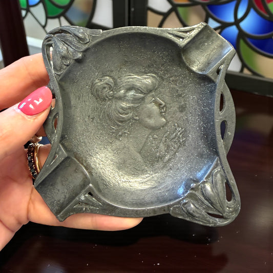 Posacenere Art Nouveau con ritratto di femme nouvelle alla Mucha, primi ‘900