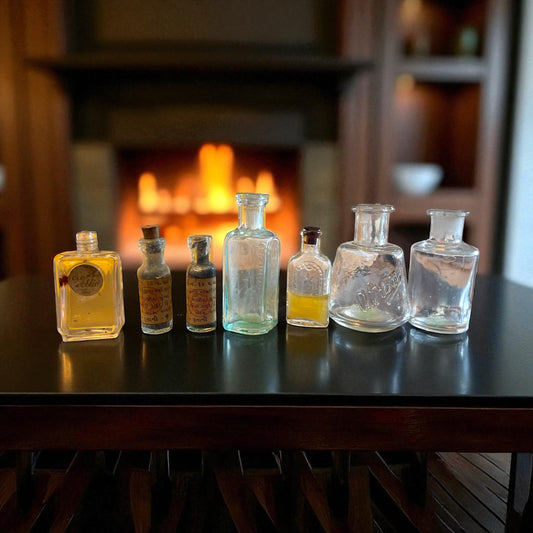 Collezione bottigliette Wunderkammer antiche: medicina, sacralità e profumeria.