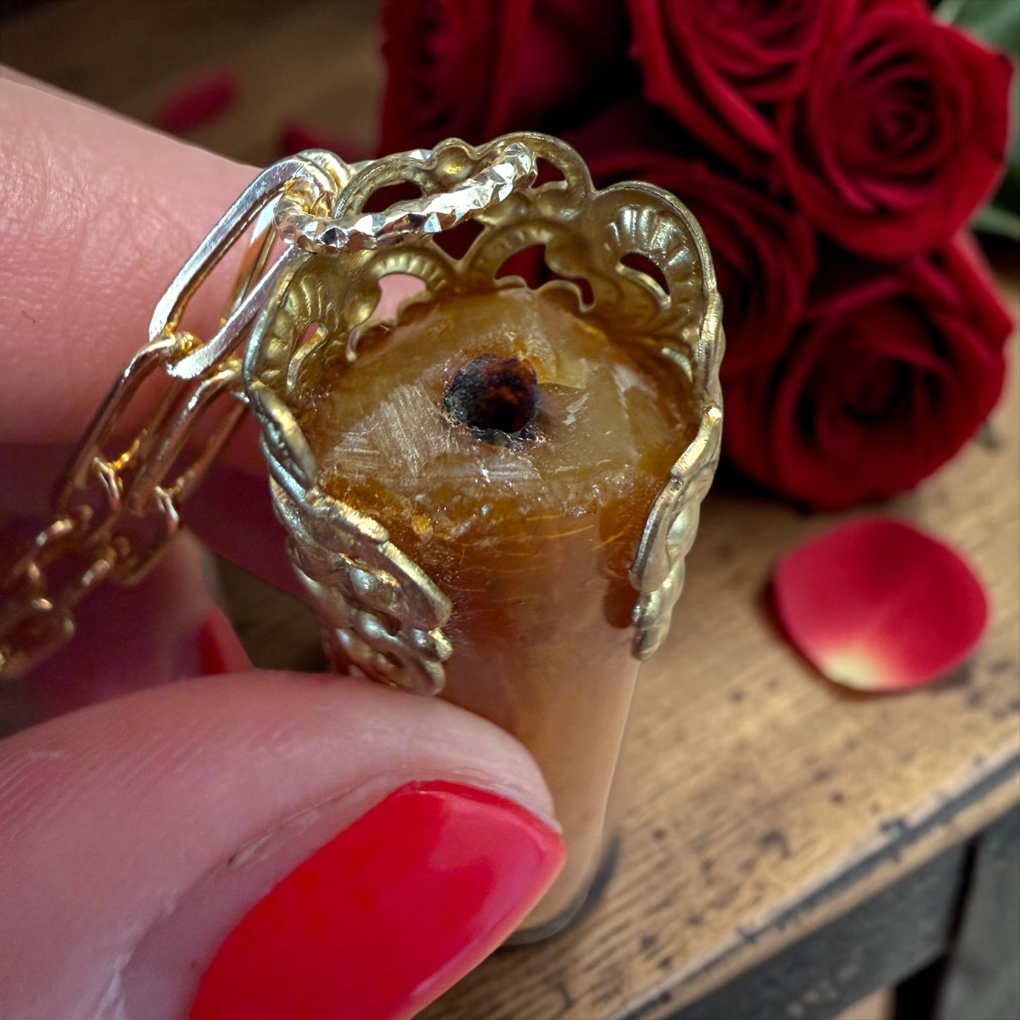Antico bocchino da sigaretta con decorazioni e monogramma più catenella successiva
