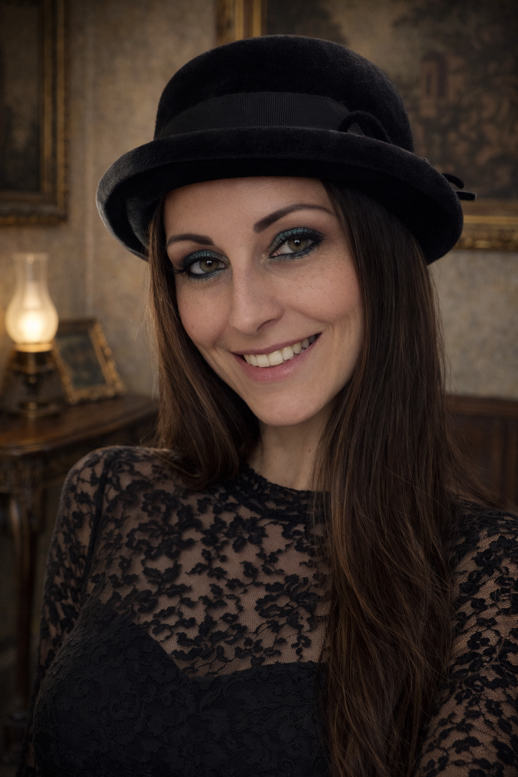 Antica bombetta da donna anni ‘20 con fiocco e fascia in gros-grain