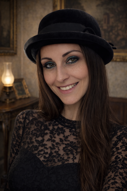 Antica bombetta da donna anni ‘20 con fiocco e fascia in gros-grain