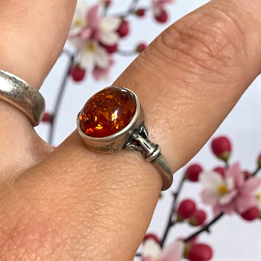 Anello francese in argento ed ambra baltica, punzonato, ca anni ‘40