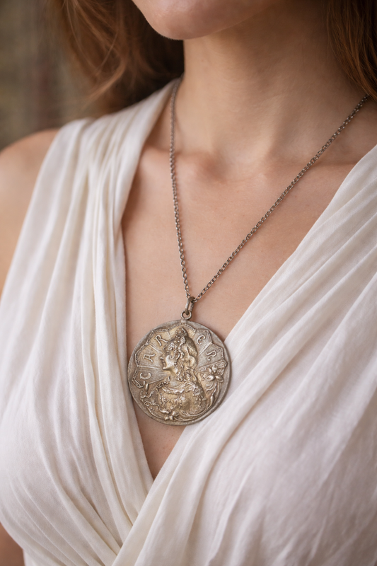 Gioiello Musa dell’Art Nouveau, Carmen come allegoria della donna nuova, fine ‘800 con scrigno