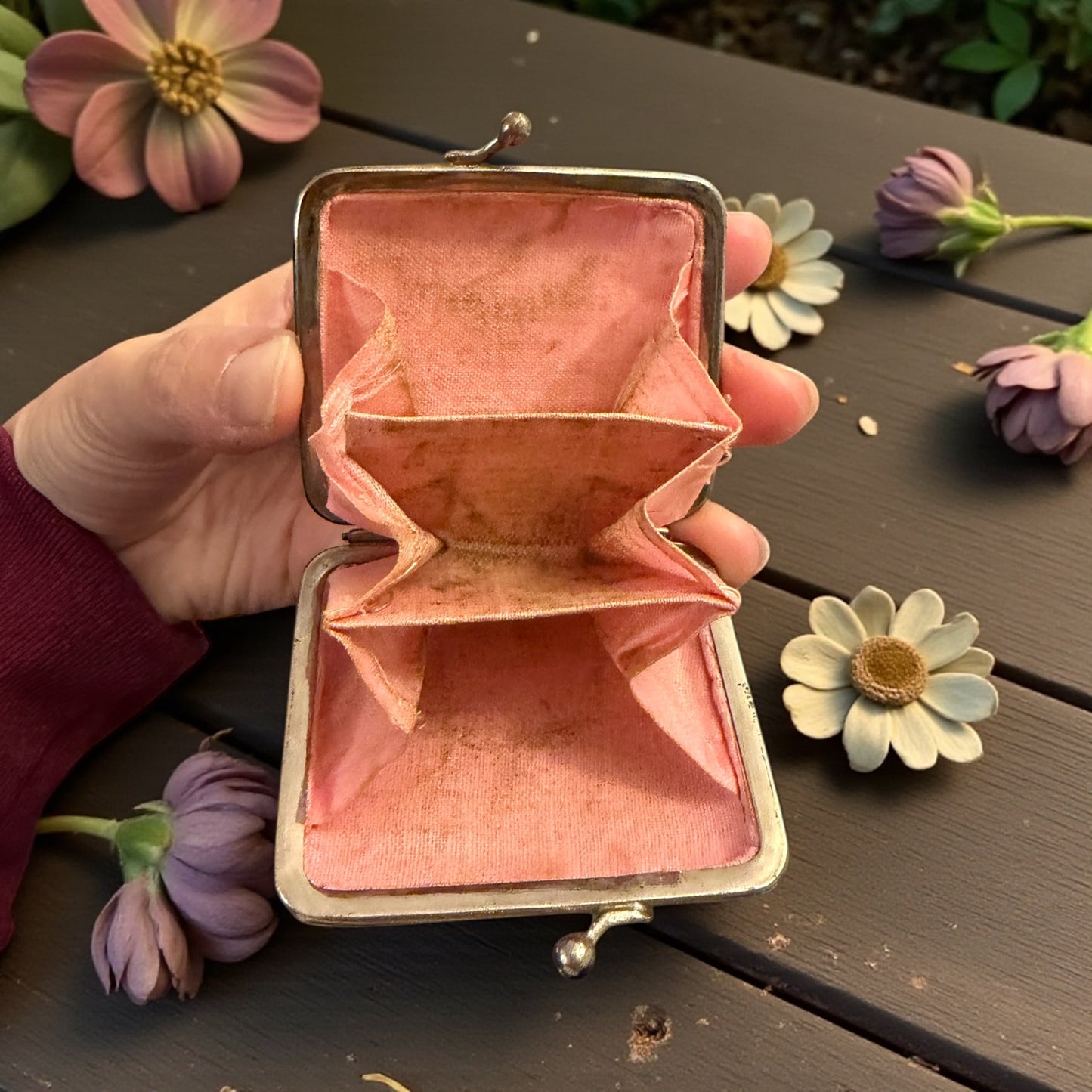 Porta monete antico in bachelite con decorazioni argentate floreali e scritta “Lourdes”