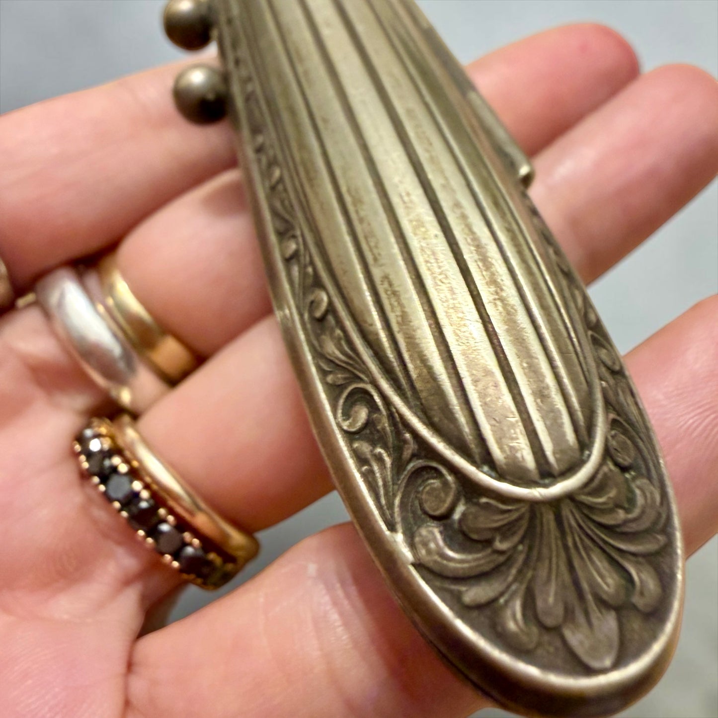 Elegante porta sigaro da viaggio anni ‘30 in alpacca, con cigarillo d’epoca e bocchino