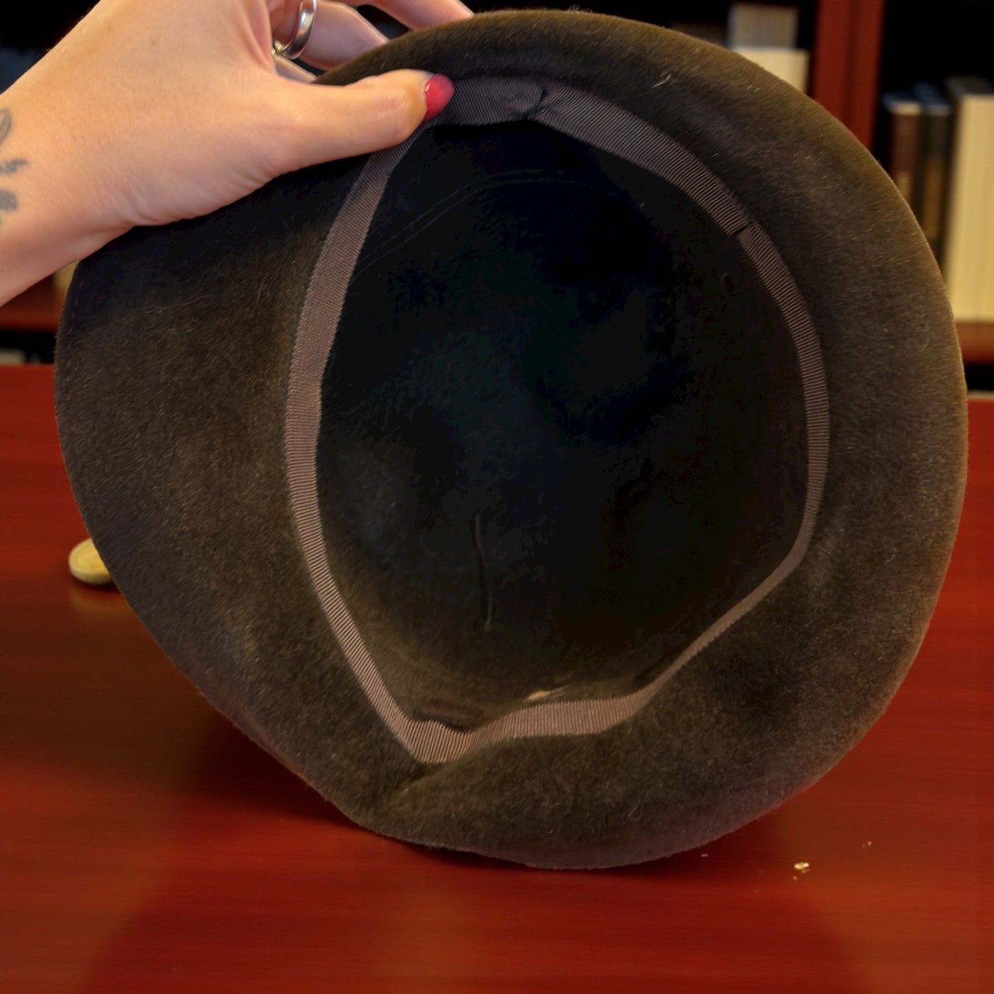 Splendido cappellino vintage in feltro di lana marrone con piuma di gallo cedrone