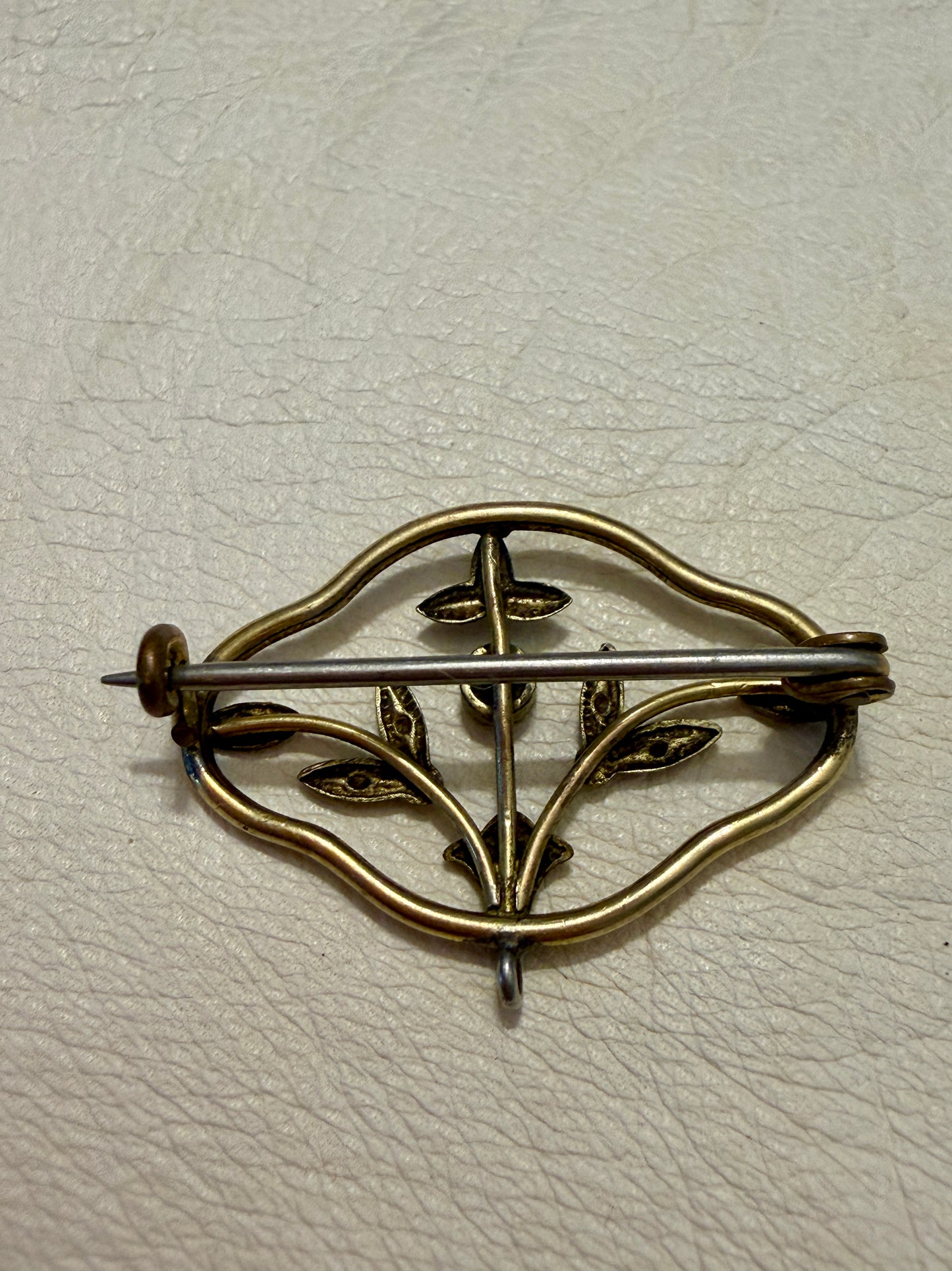 Deliziosa e fine spilla da giorno placcata oro con pasta vitrea blu centrale, fine ‘800 - primo ‘900