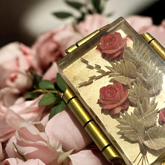 Spilla in lucite anni ‘50 con composizione floreale tridimensionale