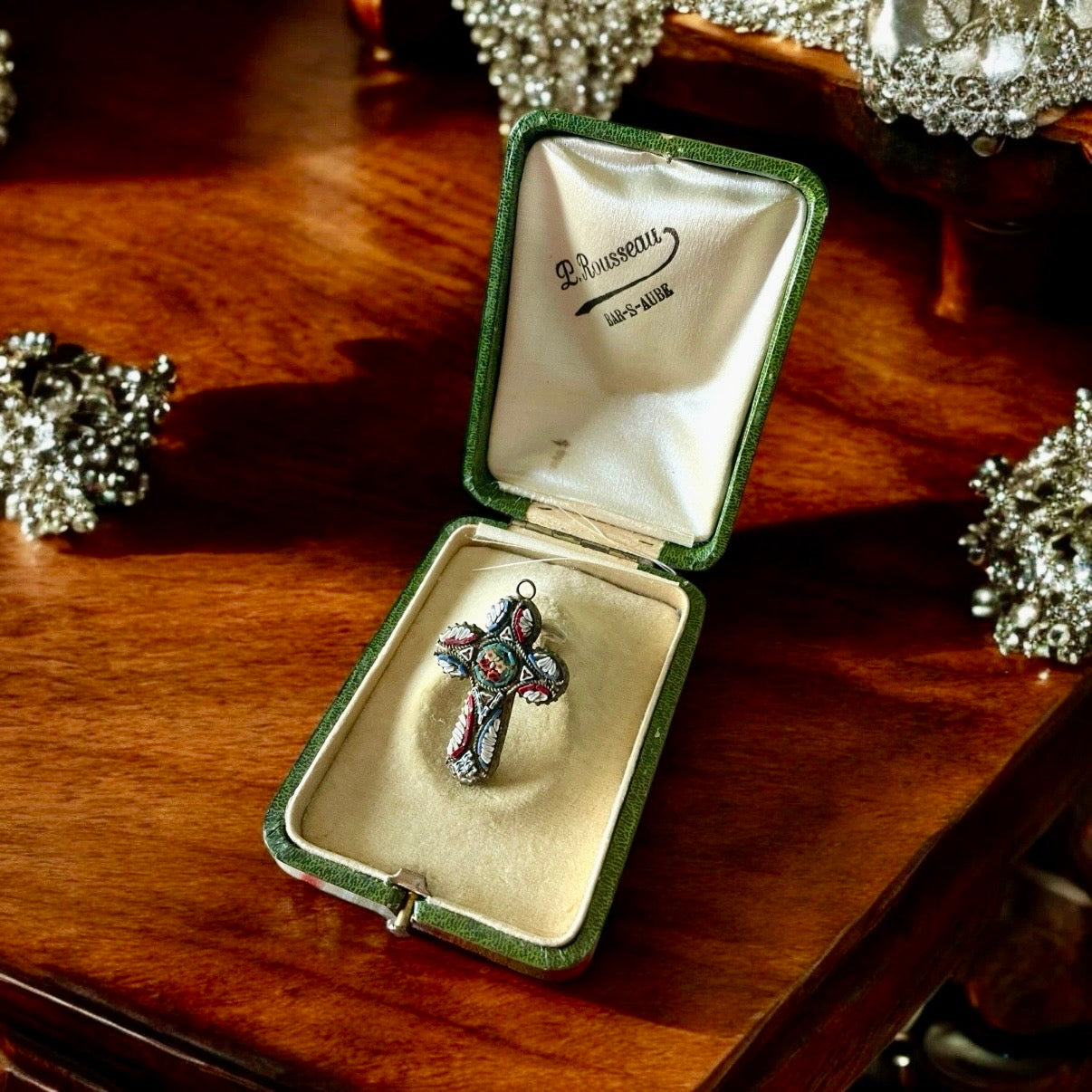 Croce gioiello italiano in micromosaico con paste vitree e ottone, ca anni ‘40