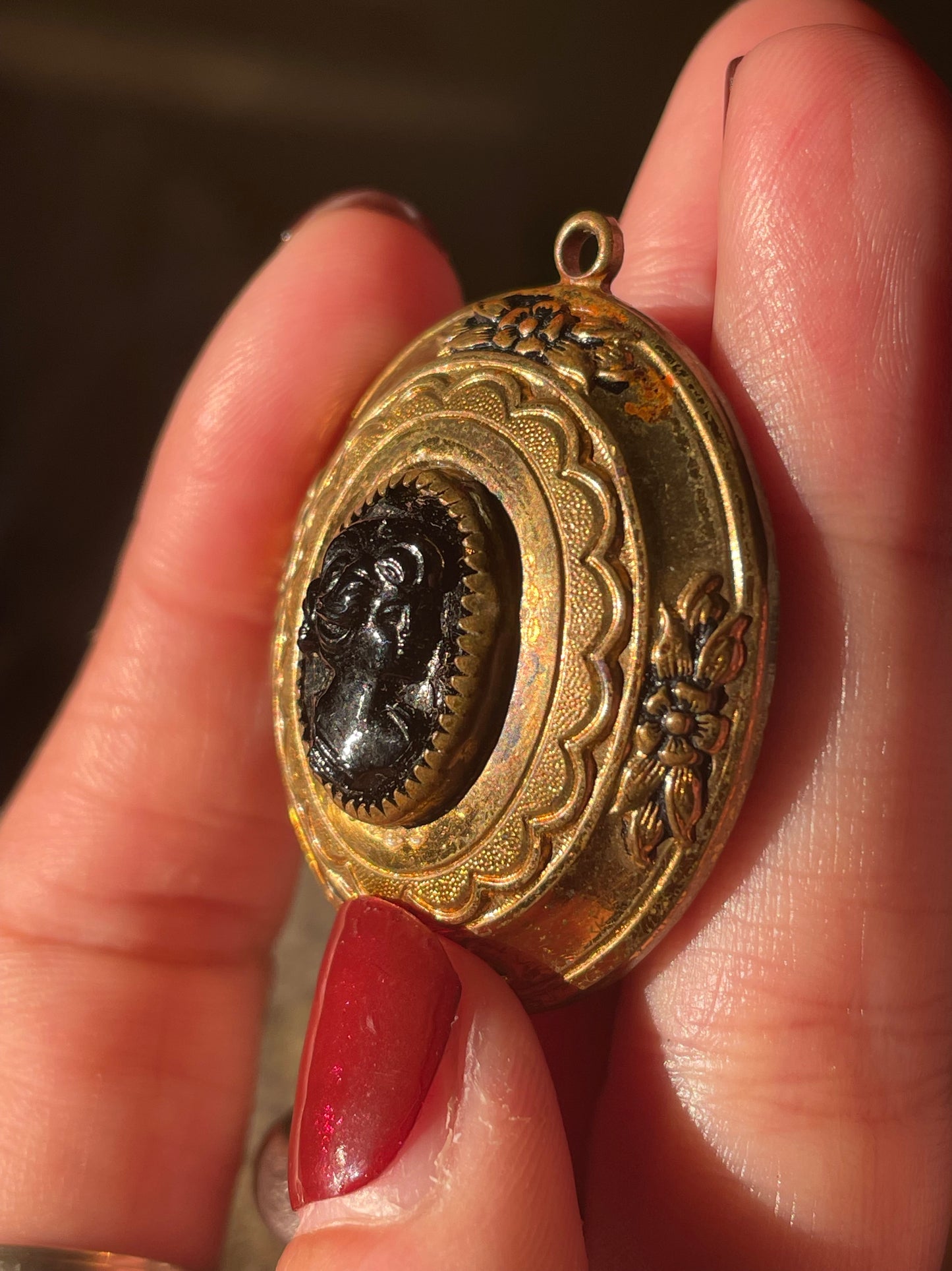 Pendente gioiello firmato Coro, bigiotteria americana con cameo, apribile, anni ‘50 - ‘60