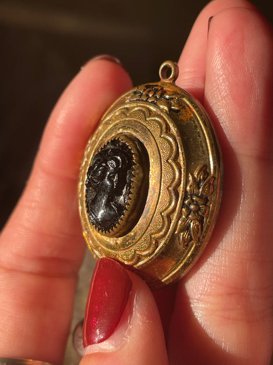 Pendente gioiello firmato Coro, bigiotteria americana con cameo, apribile, anni ‘50 - ‘60