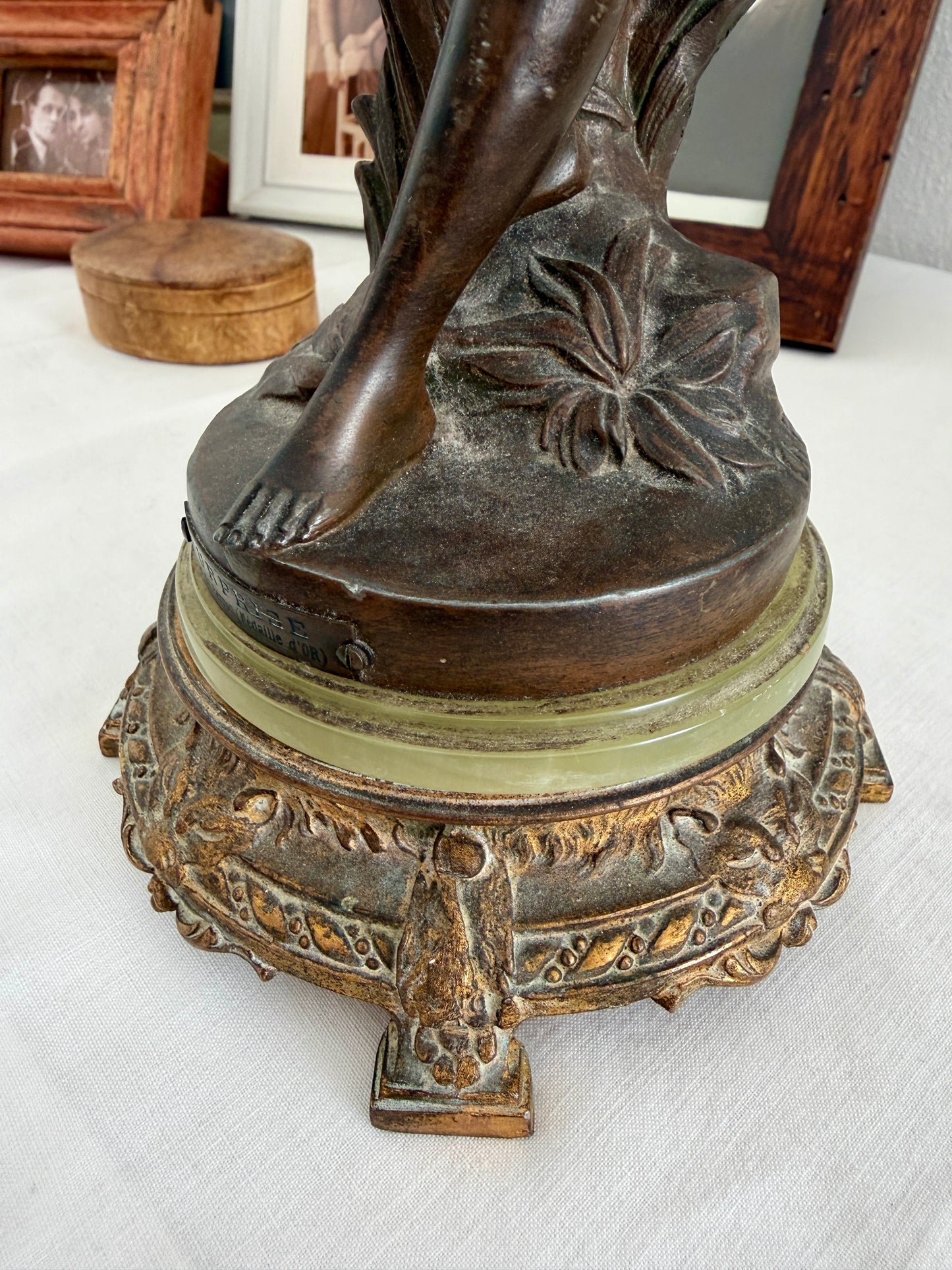 Scultura in regule Art Nouveau firmata Perron, titolo “Surprise”, fine 800 primo 900