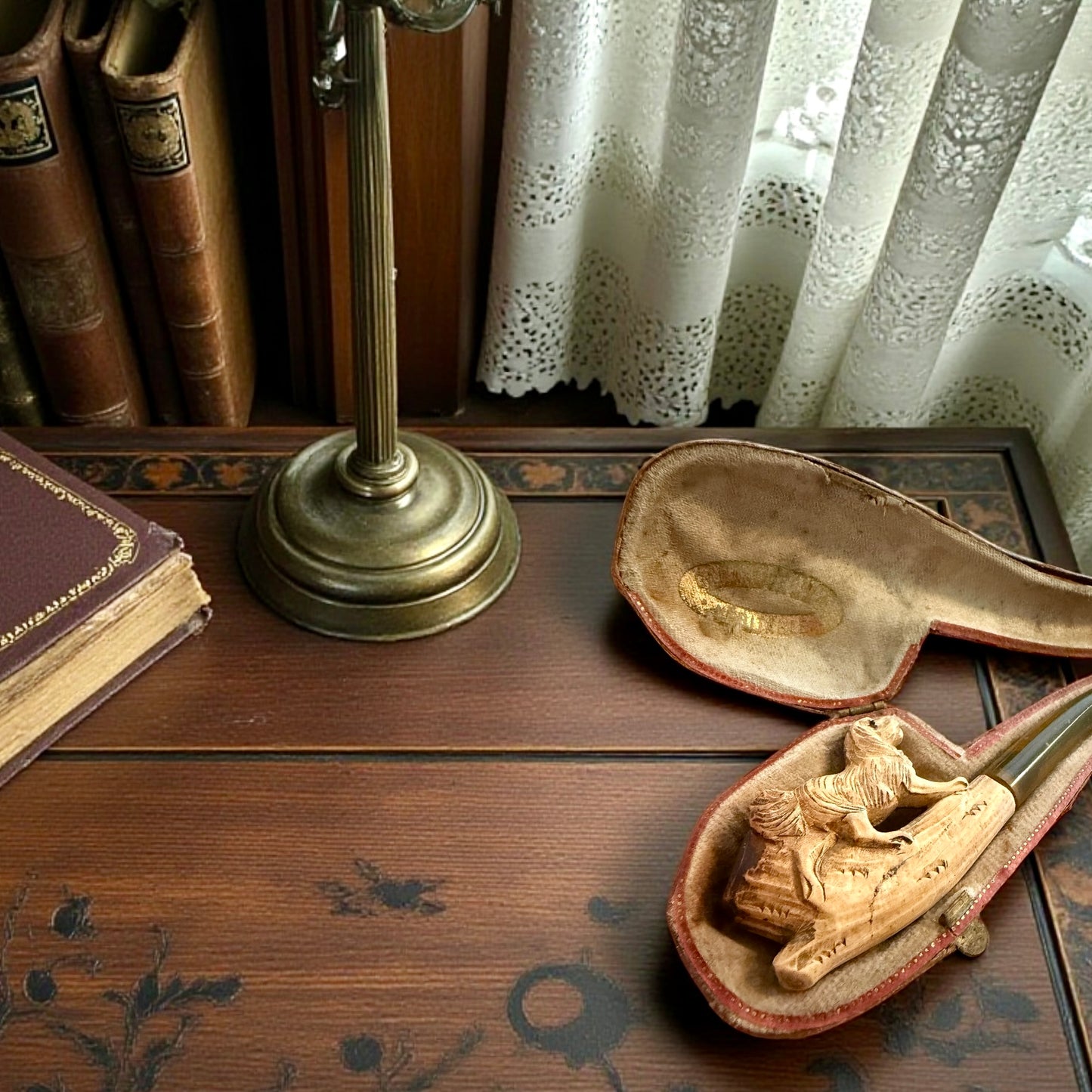 Antica pipa in schiuma di mare zoomorfa a guisa di cane, in custodia, fine ‘800