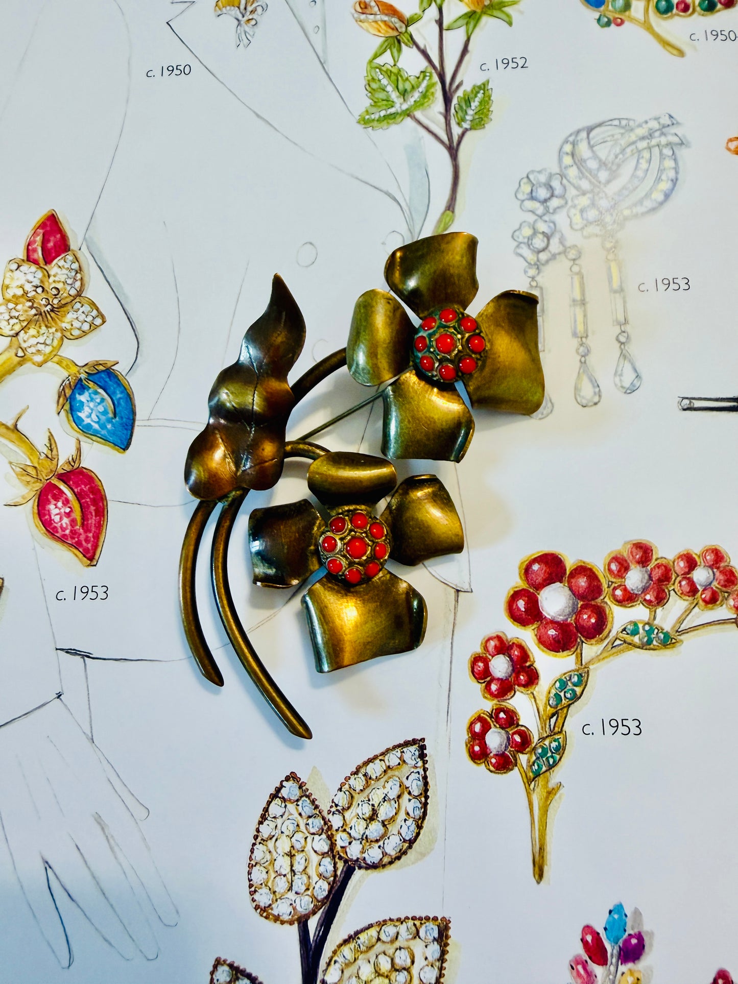 Grande Spilla anni ‘50 con cabochon corallo ￼