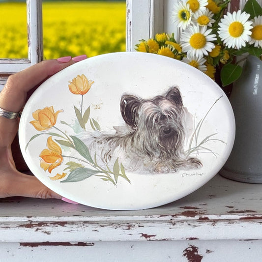 Scatola latta vintage con cagnolino illustrata da Marsha Steger