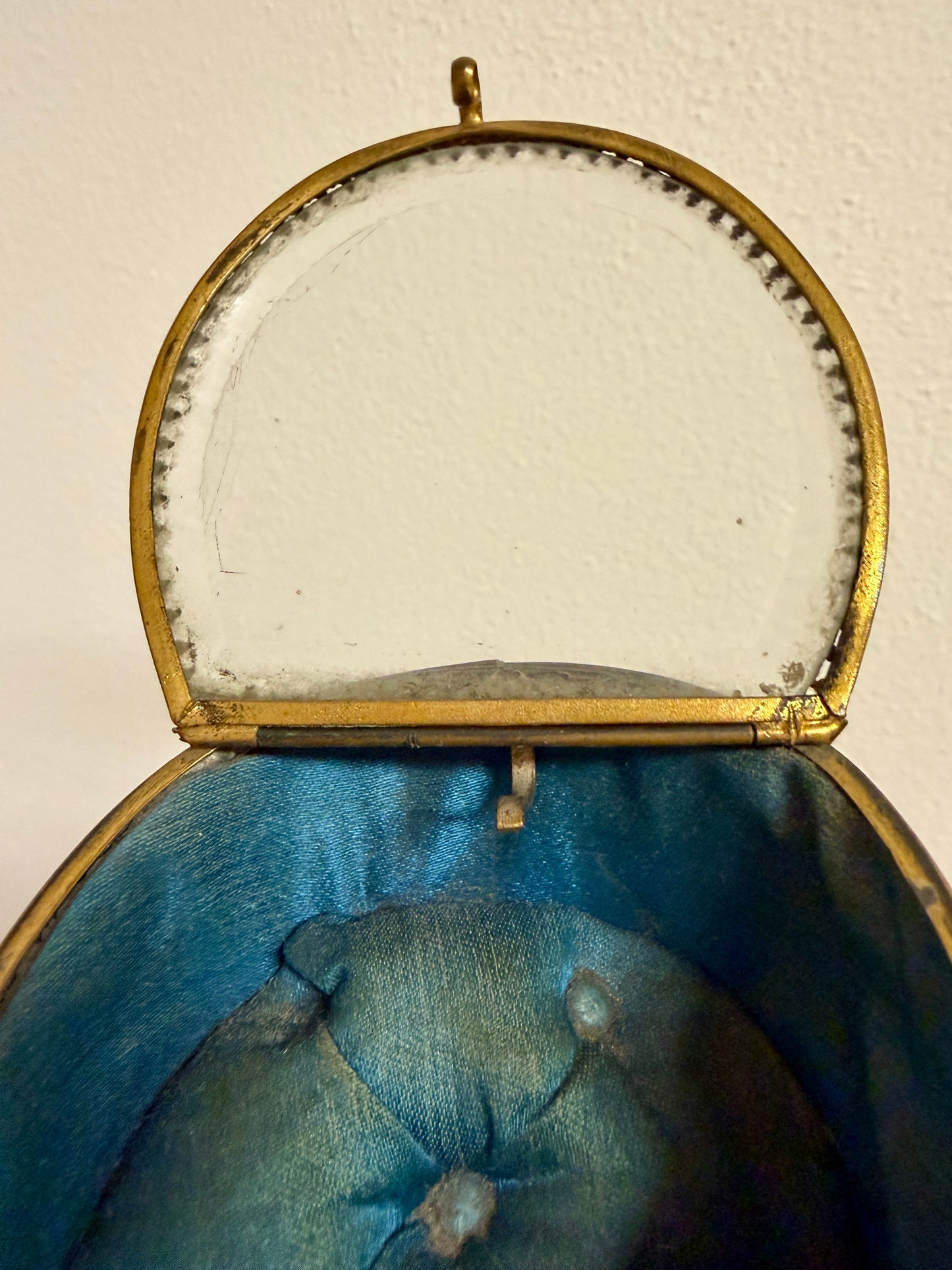 Cofanetto decorato con vetro bisellato e seta capitonné porta gioiello, fine ‘800 primo ‘900