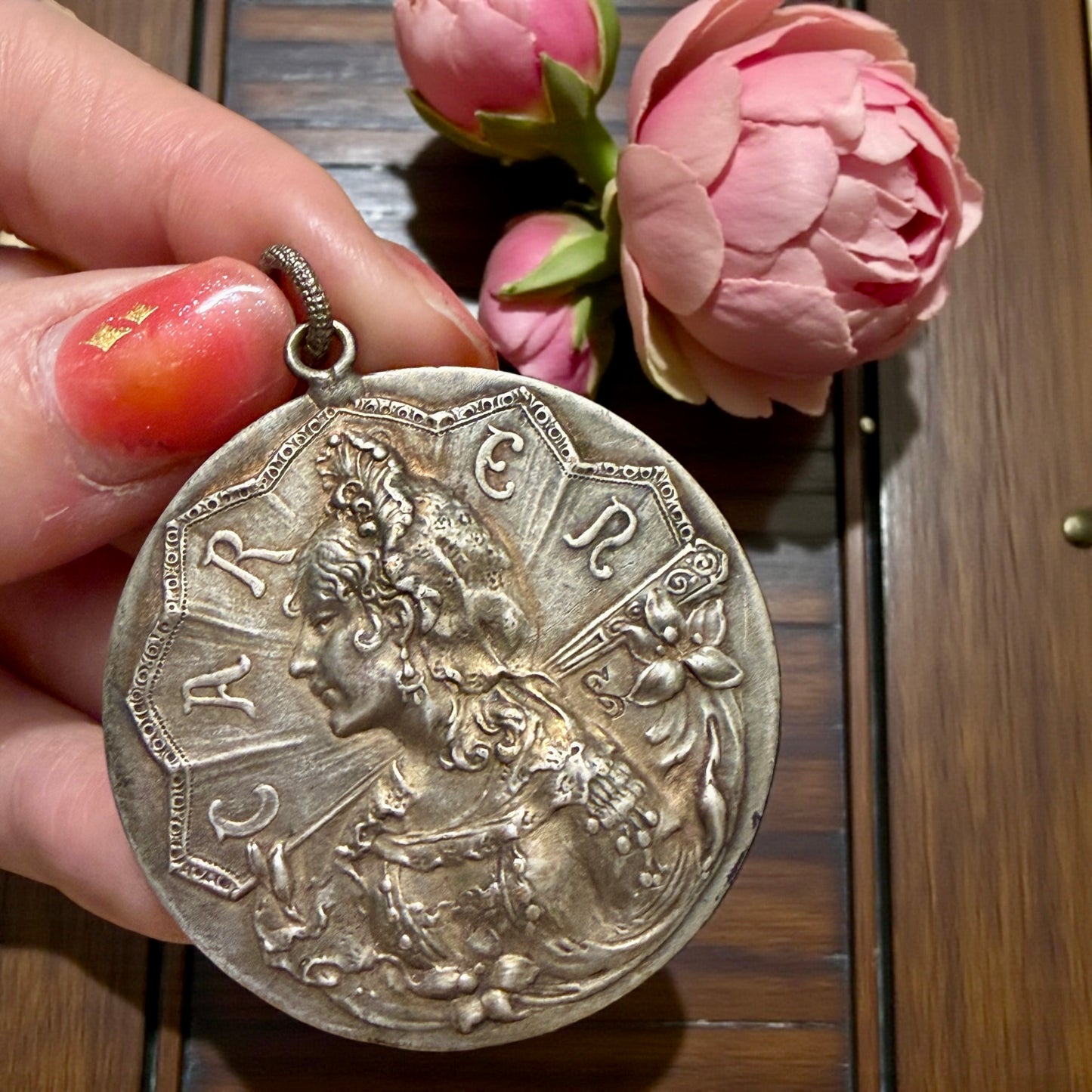 Gioiello Musa dell’Art Nouveau, Carmen come allegoria della donna nuova, fine ‘800 con scrigno