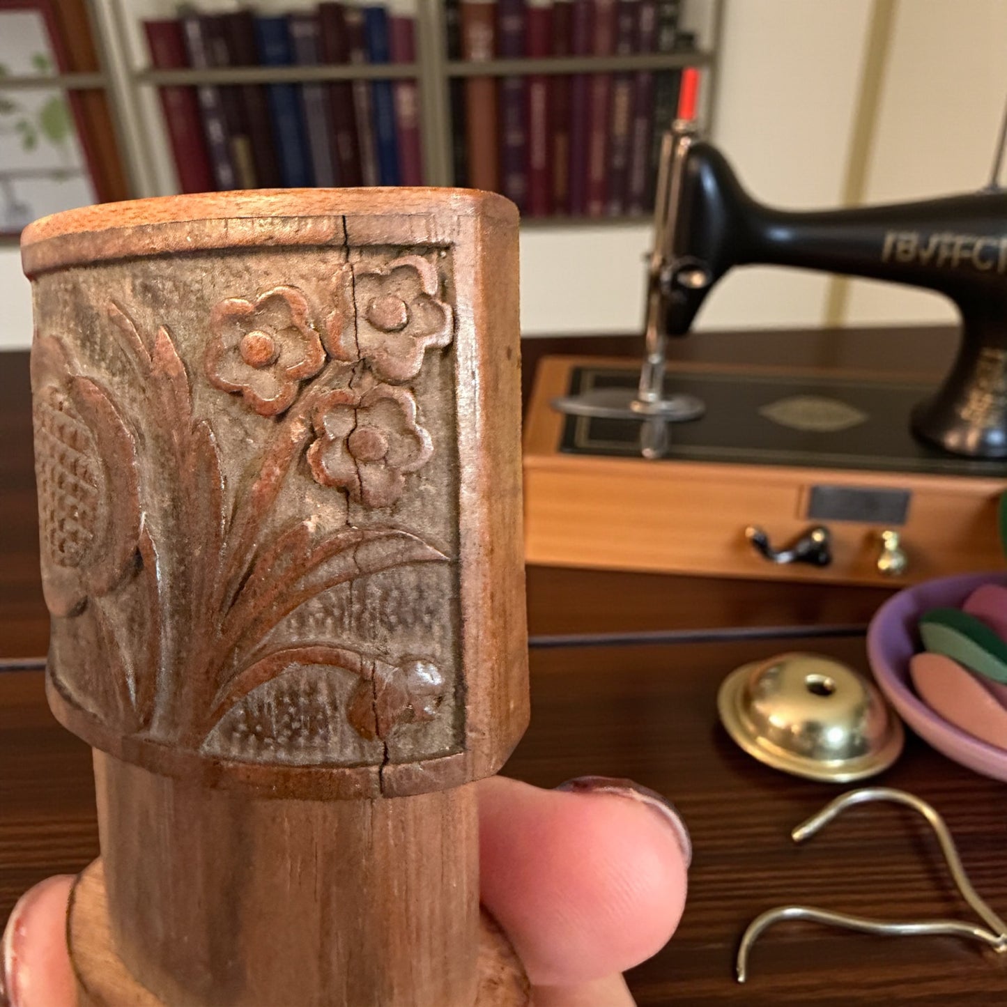 Needle case Alpino in legno intagliato, custodia per aghi fine ‘800