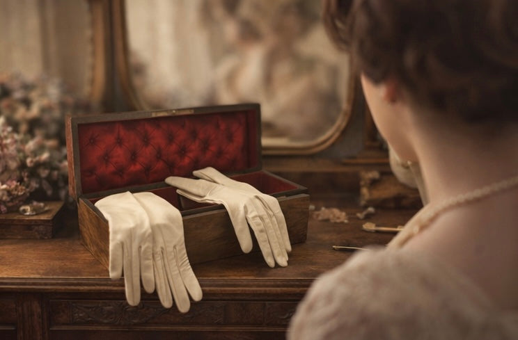 Antico set 1900 guanti lunghi da sera in pelle e scatola porta guanti con monogramma