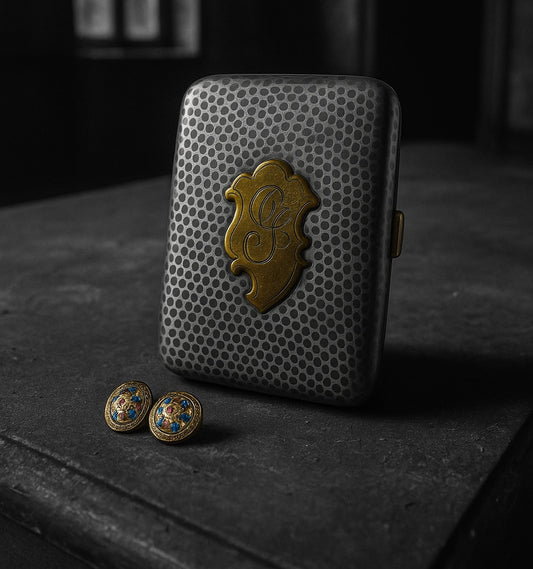 Porta sigarette argentato con monogramma anni 40, con quattro bottoni smaltati primo novecento