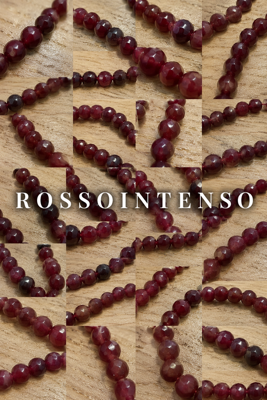 Collana con piccole perle sfaccettate di probabile granato, ved. Descrizione