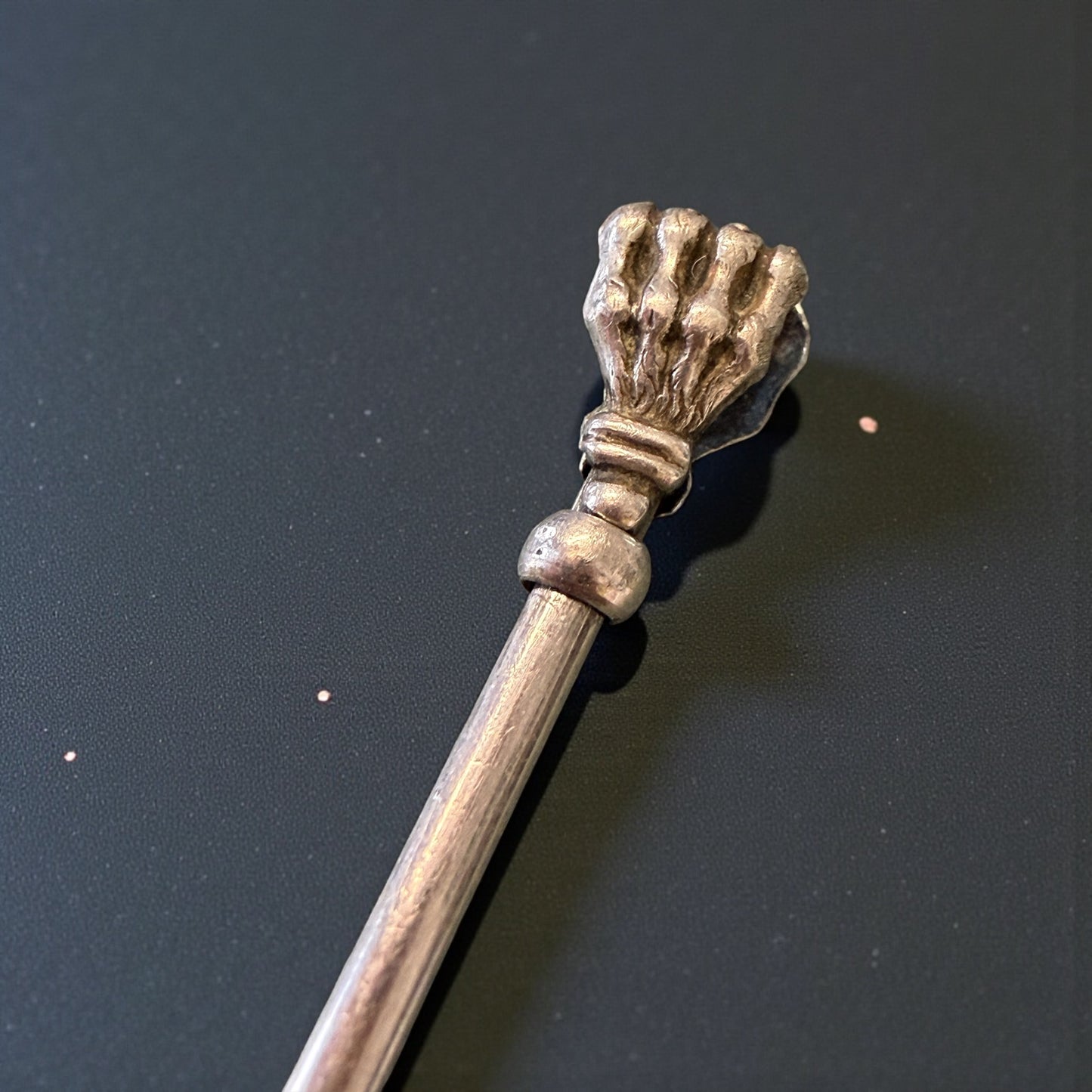 Porta-sigaretta da dito, anello in argento con asta regolabile e zampe leonine, fine ‘800 primo ‘900