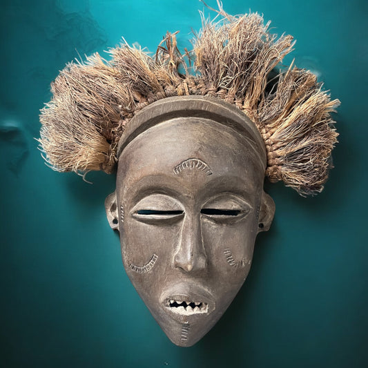 Maschera africana rituale in legno e fibre intrecciate