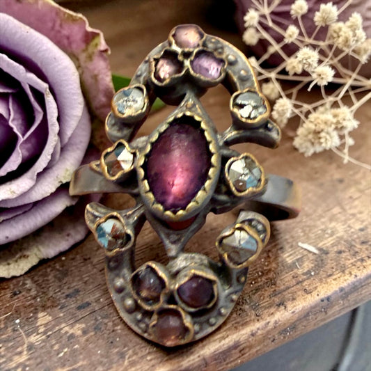 Anello con gambo in argento contemporaneo e parte lavorata antica liberty