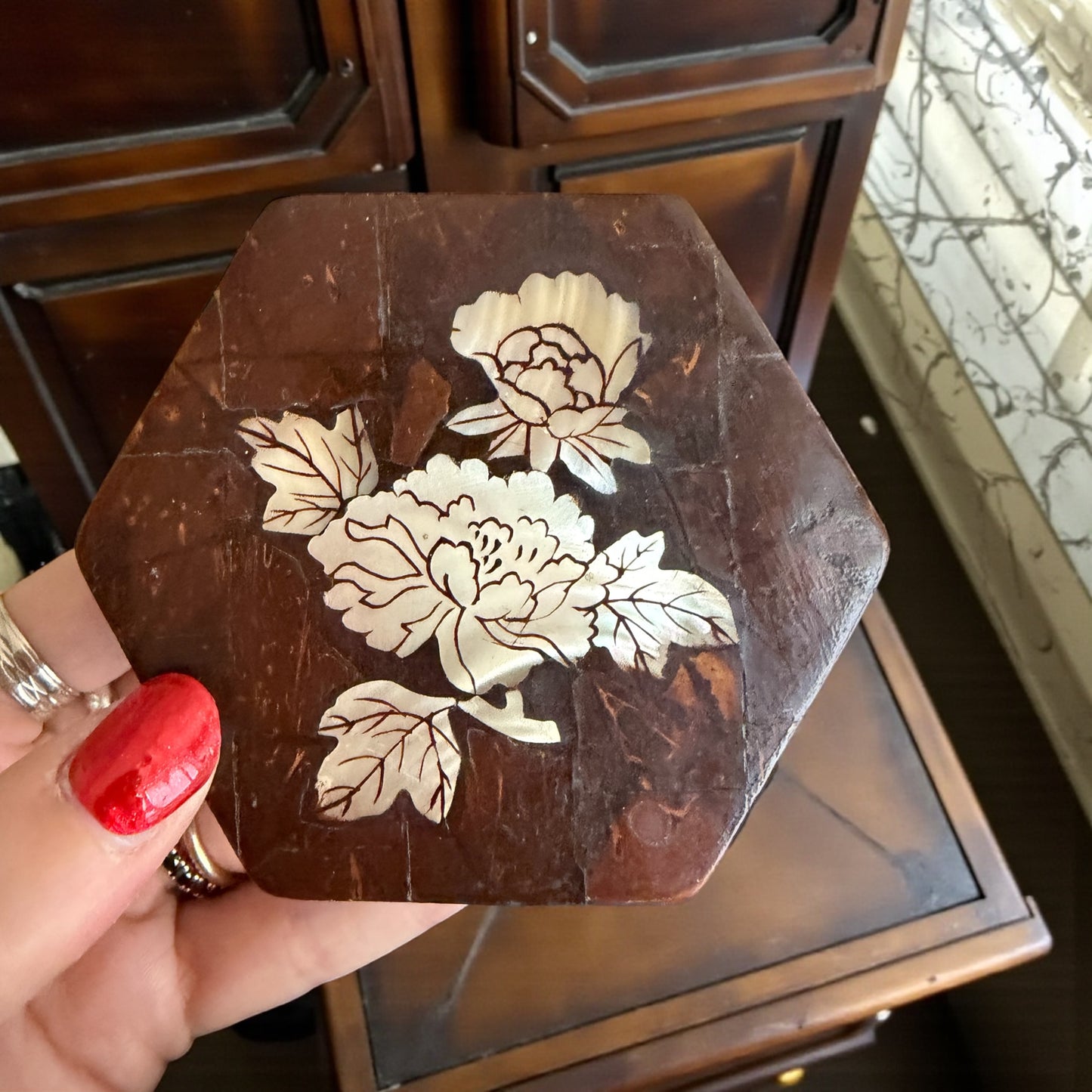 Antica scatoletta portagioie ottagonale con seta rossa ed intarsio madreperla