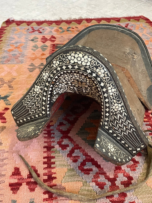 Sella centro asiatica ottocentesca da cerimonia, con intarsi in osso e madreperla