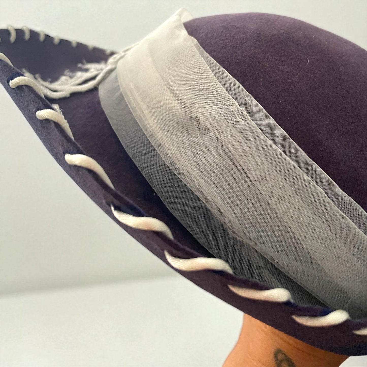 Cappellino in feltro blu viola anni ‘50 rivisitato da cerimonia