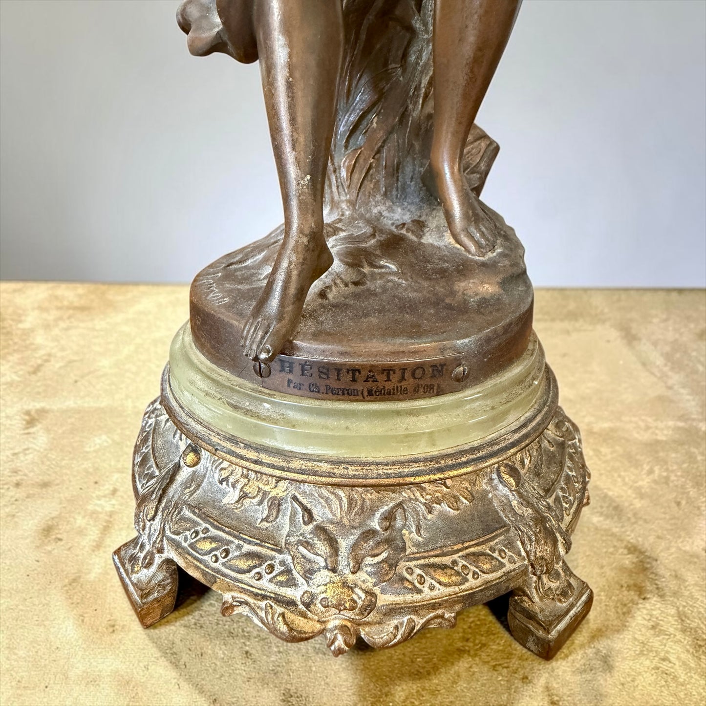 Antica scultura su basamento firmata Perron, 1900, titolo “Hésitation”